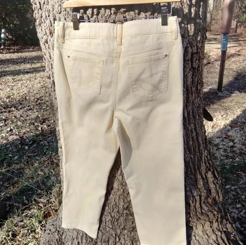 ⬇️ Price Drop!⬇️Chico's Platinum Denim Capri in size 1.5 - Picture 2 of 4